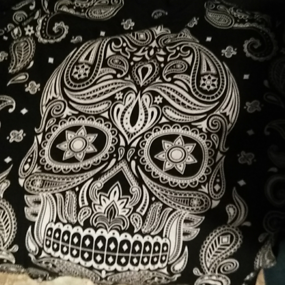 Black skull shirt